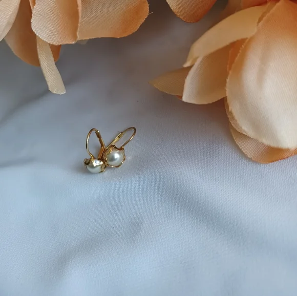Elegant Gold and Pearl Stud Earrings - Picture 5 of 16